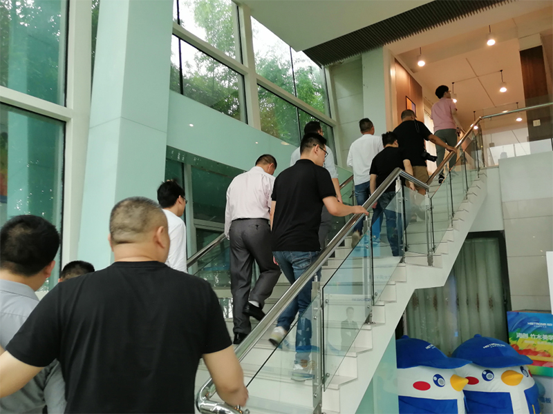 行業(yè)企業(yè)家參觀海創(chuàng).jpg 海創(chuàng)集成墻面.jpg